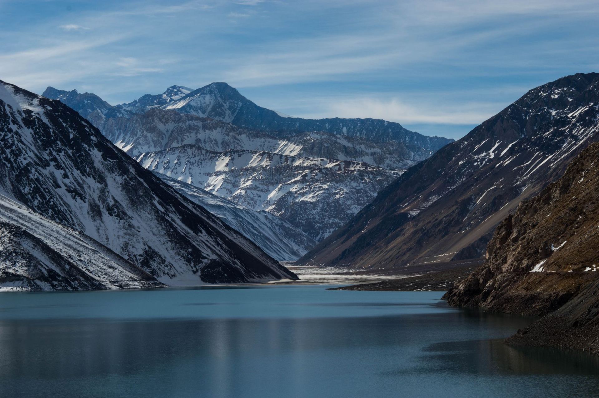 El embalse El Yeso, en la cuenca del río Maipo: agua turquesa entre montañas con nieve.